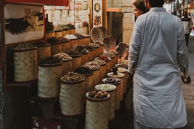كيفية التعرف على تقاليد الحرف اليدوية في الأسواق التقليدية