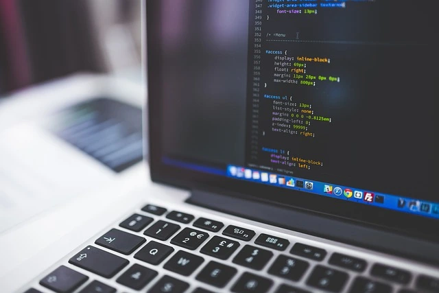 كيفية تحسين مهارات القيادة الرقمية باستخدام البرامج الحديثة