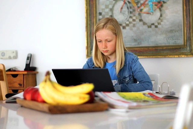 كيف تستخدم التطبيقات لتحسين تجربتك التعليمية عبر الإنترنت؟