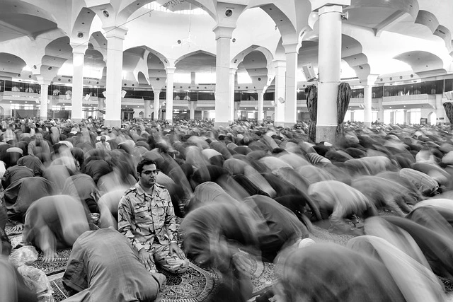 كيف تتشكل العلاقات العاطفية في المجتمعات المختلفة؟