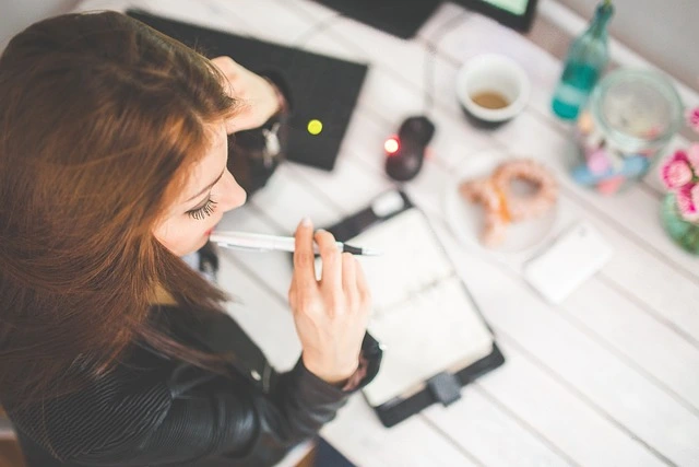 كيفية استخدام التأمل لتحسين التركيز والإنتاجية