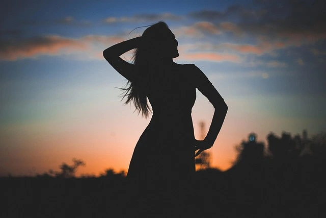 أهمية الضحك لتعزيز الراحة النفسية