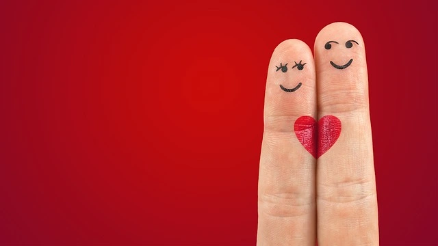 الألوان والمشاعر: كيف تعبر الثقافات عن الحب من خلال الفنون؟